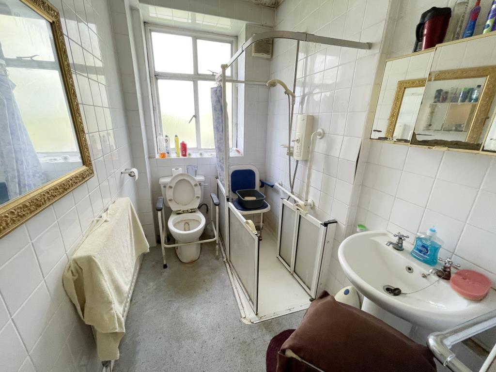 Lot: 70 - FLAT IN NEED OF MODERNISATION AND IMPROVEMENT - Bathroom